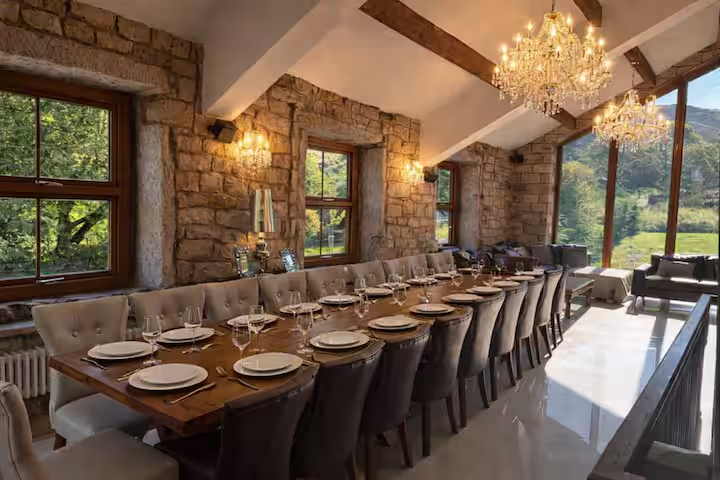 Large dining room at Bird I’th Hand Country House